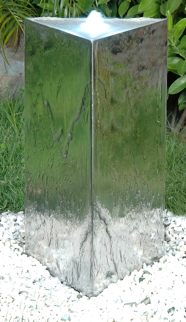 53cm Dreieckiger Säulenbrunnen aus Edelstahl mit LED-Beleuchtung, Ambienté™